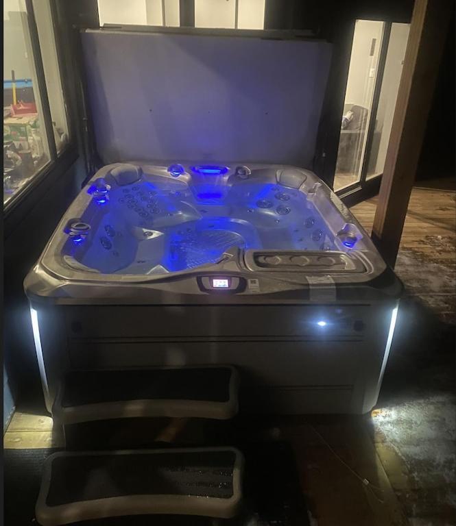 Ski In Ski Out With Huge Game Room And Hot Tub Fernie Bagian luar foto