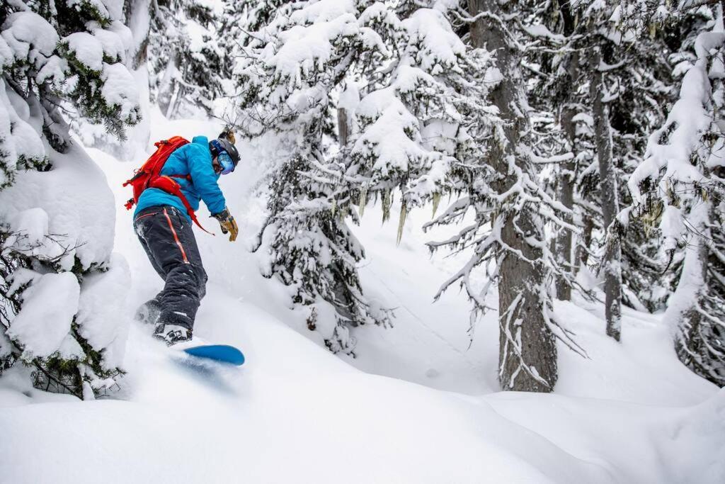 Ski In Ski Out With Huge Game Room And Hot Tub Fernie Bagian luar foto