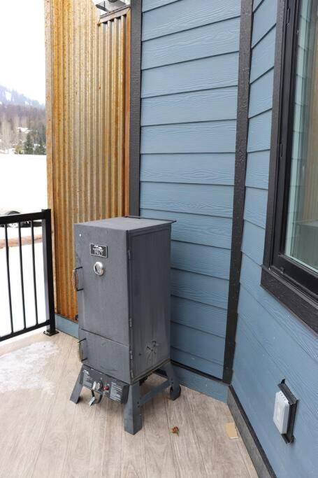 Ski In Ski Out With Huge Game Room And Hot Tub Fernie Bagian luar foto
